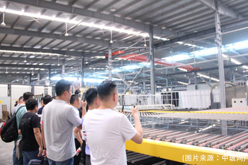 浙江省玻璃行業(yè)協(xié)會(huì)組織參觀蘭迪機(jī)器傾力打造的兆民智能聯(lián)線